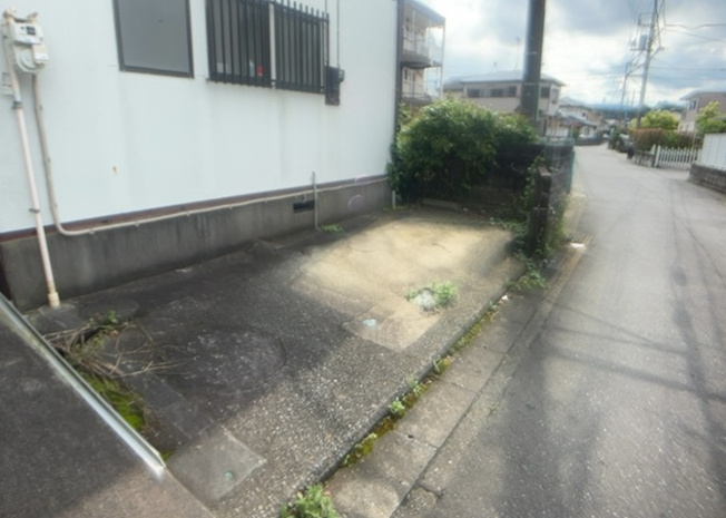 【駐車場】 | 駐車場と明記されていても、最小スペースでつくられた駐車場だと大型車は駐車できなかったり、出入りしにくくなったりする可能性があります。お車のサイズと購入したい物件の駐車場のサイズを現地で確認しましょう。