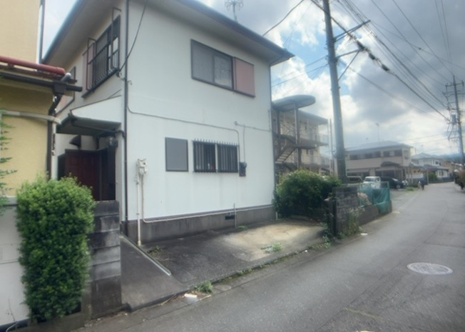 【前面道路含む現地写真】 | 住宅用の土地では前面道路に2m以上接していなければならないと法律で定められています。しかし、お持ちの車のサイズやライフスタイルなどにより、2mでは利便が悪い場合もございますので、事前に確認しましょう。