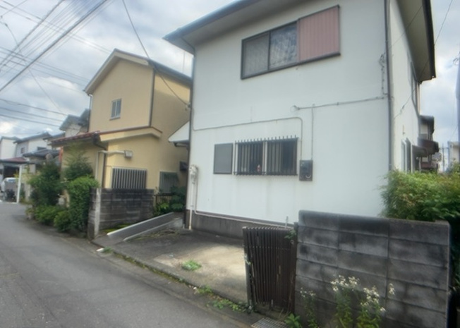 【前面道路含む現地写真】 | お持ちの車種によっては前面道路が広い方が便利でしょう。しかし、前面道路が広ければその分交通量が多くなるため、騒音などが気になる場合があります。実際に現地を見学し、周辺交通量や騒音などを確認しましょう！