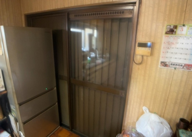 【内装】 | サッシは、ガラス窓に使用される金属製の窓枠です。一般的に住宅建築では、金属製建具工事の段階でガラス類・玄関などと同時に設置されます。種類や構造により断熱性能や遮音性能が異なるので現地でご確認ください。