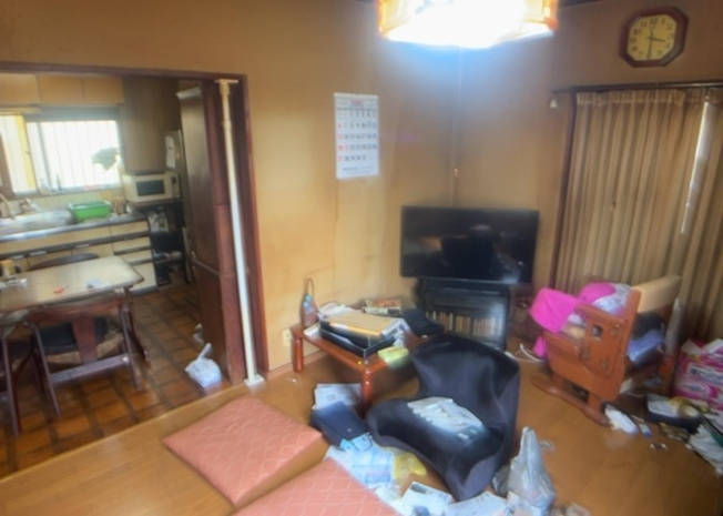 【居間・リビング】 | 直線タイプはLとDKを一直線に並べた形で対面キッチンのタイプです。一般的なのでよく見かけるかもしれません。直線タイプに似た直接アイランドタイプは、キッチンとダイニングの間に壁がない分広く感じられます。
