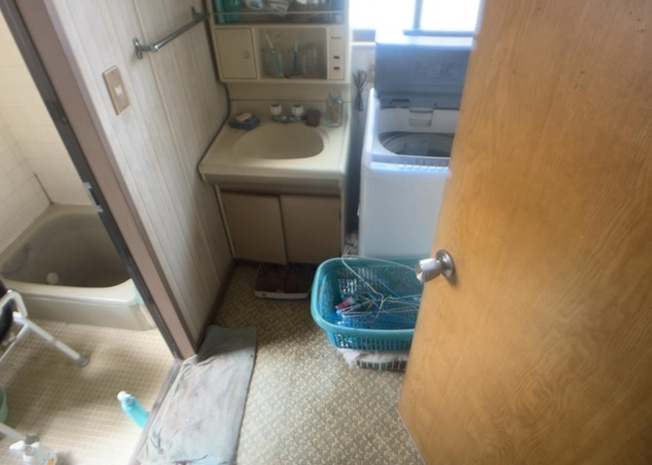 【脱衣所】 | 多くの戸建て住宅で見かける洗面脱衣所は、洗面台と洗濯機が2畳ほどのスペースに並べられていて、洗面所が脱衣所を兼ね備えている間取りが一般的です。お客様が利用することもある、パブリックな空間でもあります。