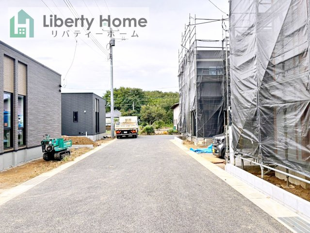 土浦市高岡　新築戸建　5号棟の前面道路含む現地写真