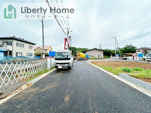土浦市高岡　新築戸建　5号棟の前面道路含む現地写真
