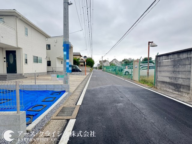 【前面道路含む現地写真】 | 野田七光台24-1期　全5棟 | スーパーや商業施設も利用しやすく、毎日の暮らしを快適にサポート。収納力豊富な3LDKでプランで住空間を広々と使えます。