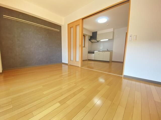ウィンビュ三ツ沢の洋室