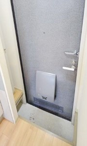横浜市旭区二俣川１丁目のアパートの玄関