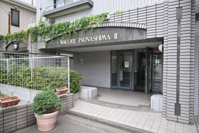 横浜市港北区樽町２丁目の賃貸マンションのエントランス