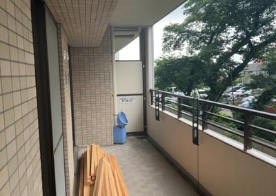 【バルコニー】 | レールシティ八王子かえで通り | バルコニーは、室外の専用スペースのうち、「屋根がなく開放された空間」であるものを指します。ベランダより広いタイプのものが多く、日当たりもよいため家庭菜園などを楽しみたい人にとって適した環境となります。