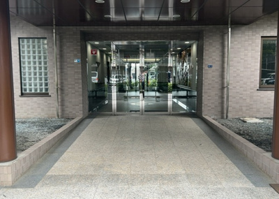 【エントランス】 | レールシティ八王子かえで通り | マンションのエントランスには、もともと風よけや防犯の役割がありますが、マンションによって宅配ボックスなどの設備が備わっている所もあります。日々の生活をイメージしながら生活しやすさをチェックしましょう。