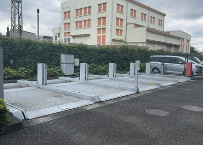 【駐車場】 | レールシティ八王子かえで通り | 車一台あたりに必要なスペースは、標準サイズの普通自動車で横幅2m50cm、長さ5mは必要になります。ただし、乗降のことも考慮して横幅3m30cm、長さ5m50cmほどは確保できるところを選びましょう。