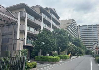 【外観】 | レールシティ八王子かえで通り | マンションの外観は非常に重要なポイントです！外観の善し悪しは資産価値に大きな影響を与えます。外観のいいマンションを購入することで、高値で売却がしやすく、買い手が見つかりやすいというメリットがあります。