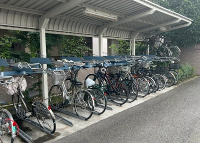 【駐輪場】 | レールシティ八王子かえで通り | マンションの駐輪場は、事前に空きがあるか確認を取ると安心です。せっかく入居したのに駐輪スペースがない！なんてことになったら大変ですよね。そこで、内見時や購入前にはまず事前に確認しておくと良いでしょう。