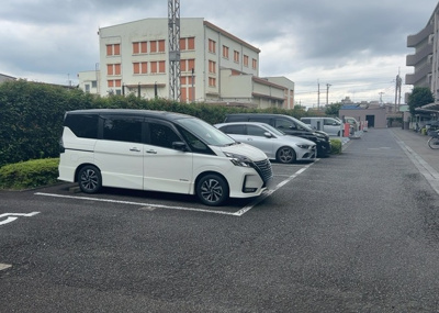 【駐車場】 | レールシティ八王子かえで通り | 駐車場と明記されていても、最小スペースでつくられた駐車場だと大型車は駐車できなかったり、出入りしにくくなったりする可能性があります。お車のサイズと購入したい物件の駐車場のサイズを現地で確認しましょう。
