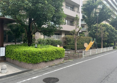 【庭】 | レールシティ八王子かえで通り | 物件によっては、入居者が個人的に使用できる専用庭がついているものもあります。また、住宅の中にある土間の部分を庭と呼ぶこともあります。庭の用途は住む人によって変わり、それによってデザインもさまざまです。