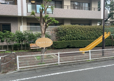 【中庭】 | レールシティ八王子かえで通り | 中庭（パティオ）とは、一つの建築物の内部に設けられた、壁などで囲われている庭のことを指します。コの字型、ロの字型が主流ですが、L字型の中庭もあります。最近では、インテリア性の高さからも人気があります。