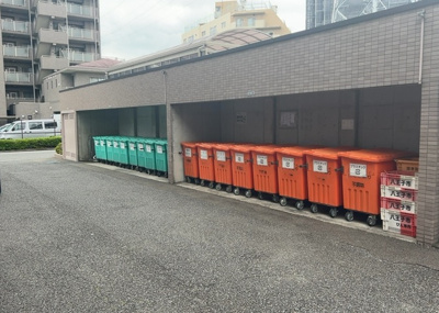 【設備】 | レールシティ八王子かえで通り | 共有部分は、住民なら誰もが使える設備のこと。例えば駐車場やエレベーター、インターネット設備、セキュリティ設備などがあります。他にも、マンションの廊下・外部階段やエントランス・ゴミ置き場などがあります。