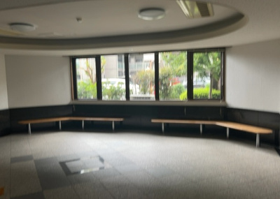 【ロビー】 | レールシティ八王子かえで通り | ロビーというと、エントランスと何がちがうの？と思いますよね。実はロビーとエントランスには明確な決まりはありません。物件によっては、エントランスを入って広がるある程度の広さのある空間がロビーとなります。