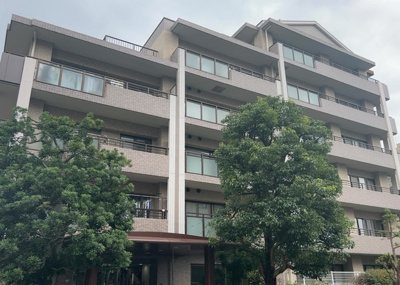 【構造・工法・仕様】 | レールシティ八王子かえで通り | ＲＣ造、Reinforced Concreteは直訳すると補強されたコンクリートです。主に柱や梁・床・壁が鉄筋とコンクリートで構成おり、鉄筋を組んだ型枠にコンクリートを流し込んで固めたものを指します。