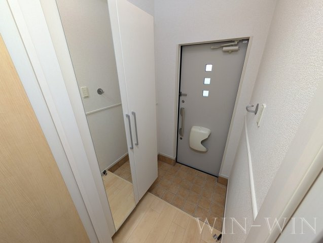 ロイヤル ウエスト Aの玄関|イメージ（同施工会社同一モデルの写真です）