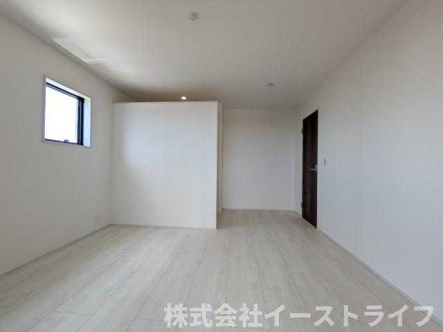 【新築戸建】　いわき市平沼ノ内第7　長期優良住宅　全1棟の寝室|窓から日が差し込む明るい洋室。シンプルな造りなので配置するインテリア次第でお好きなお部屋の雰囲気に変えられます。