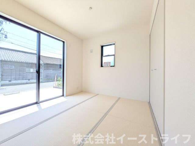 【新築戸建】　いわき市平沼ノ内第7　長期優良住宅　全1棟の和室|リビング隣の和室は来客時はもちろん、お子様の遊び場としても重宝します！横になれるのがいいですね！