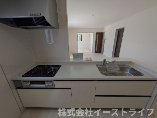 【新築戸建】　いわき市平沼ノ内第7　長期優良住宅　全1棟のキッチン|使い勝手の良いシステムキッチンで、対面式なのでご家族との団欒にもぴったりですね(^^)/また、収納力もあるのでスッキリが実現します◎
