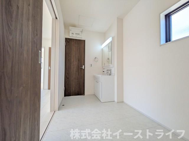 【新築戸建】　いわき市平沼ノ内第7　長期優良住宅　全1棟の脱衣所|収納スペースが豊富で、鏡の周りには棚もあるため、洗顔用品や歯ブラシ、うがい用のコップ、整髪料、スキンケア用品、化粧品などを置いて整理することができます。