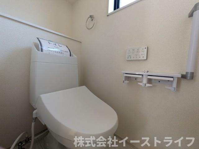 【新築戸建】　いわき市平沼ノ内第7　長期優良住宅　全1棟のトイレ|白を基調とした、シンプルながらも落ち着くデザインです。洗浄機付き温水便座で機能性もばっちりです！1階と2階に完備されているので、朝の忙しい時間帯に困ることはありません。