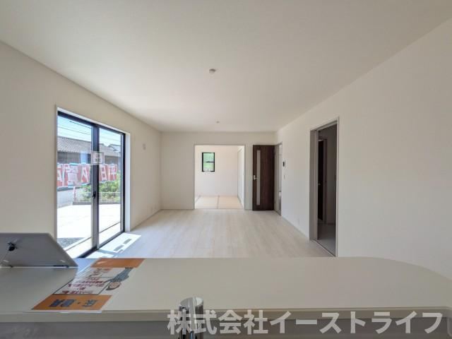 【新築戸建】　いわき市平沼ノ内第7　長期優良住宅　全1棟のキッチン|キッチンからのながめです。リビングや和室にまで目が届くので、小さなお子様がいるご家族様も安心です！