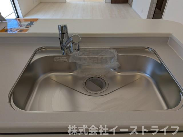 【新築戸建】　いわき市平沼ノ内第7　長期優良住宅　全1棟のキッチン|浄水器一体型水栓です。蛇口をひねればいつでもおいしい水が飲めるのが嬉しいです(^^)/水はねの音や食器が当たる音を大幅に軽減する静音仕様のジャンボシンクです。