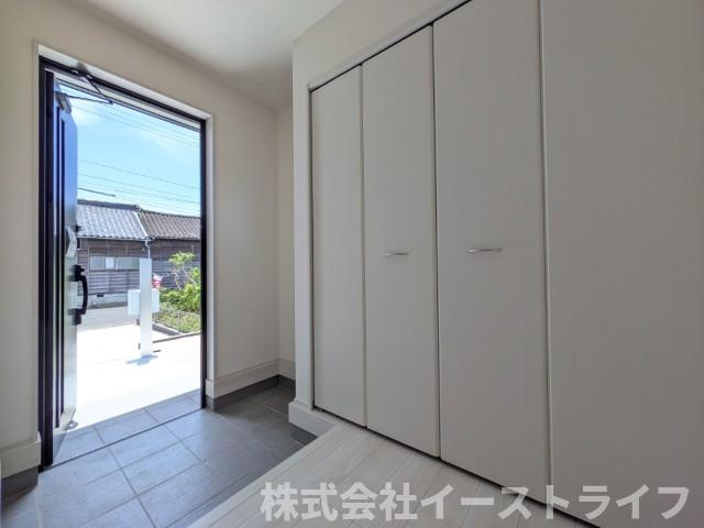 【新築戸建】　いわき市平沼ノ内第7　長期優良住宅　全1棟の玄関|大容量のシューズクロゼットがついた広い玄関です！