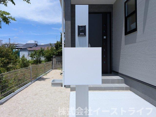 【新築戸建】　いわき市平沼ノ内第7　長期優良住宅　全1棟のその他|同社施工写真　TVモニター付インターフォンの最大のメリットは、室内モニターから訪問者が誰なのか見ることができる点です。来訪者と直接顔を合わせることなくモニター越しに対応ができるのでとても便利です。