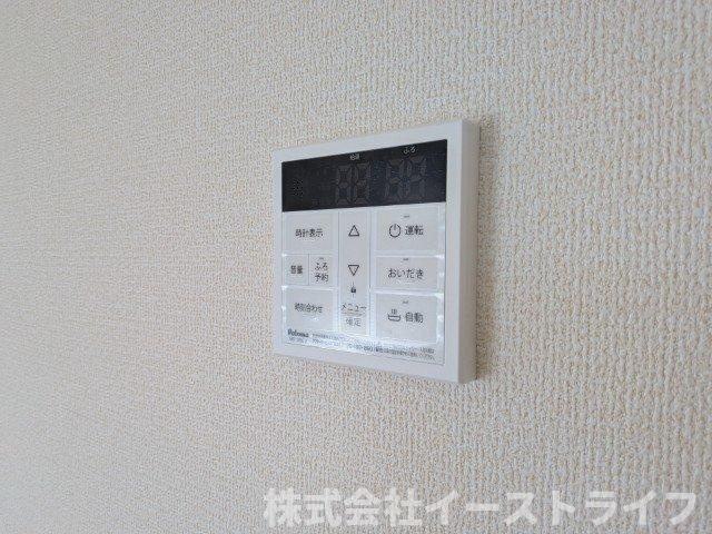 【新築戸建】　いわき市平沼ノ内第7　長期優良住宅　全1棟の発電・温水設備|リビング内給湯器リモコンです。