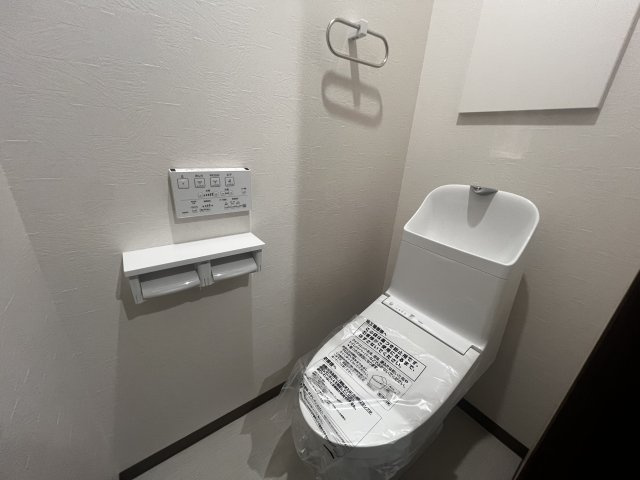 温水洗浄便座付きのトイレです♪