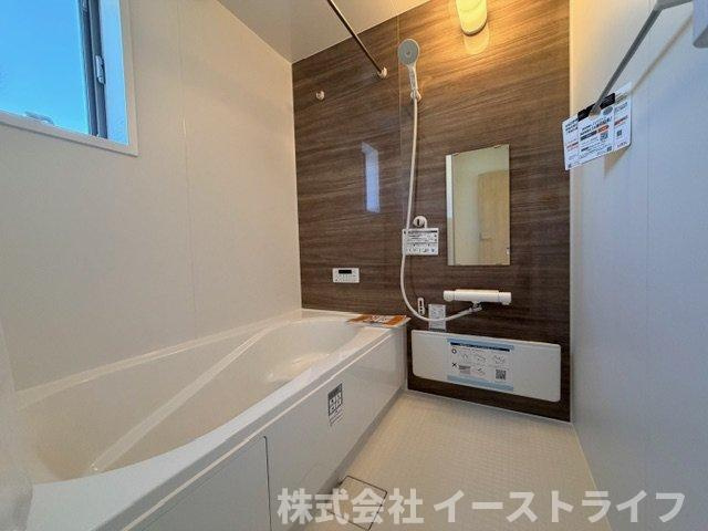 【新築戸建】　いわき市久之浜町第4　長期優良住宅の浴室|同社施工写真　１坪サイズのバスルーム。浴室換気乾燥機を標準装備。乾きやすい床やお手入れのしやすい排水口など、いつも清潔にご使用いただけます。