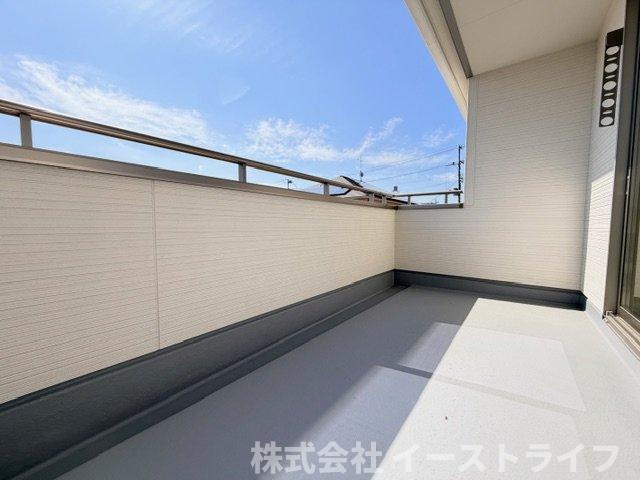 【新築戸建】　いわき市久之浜町第4　長期優良住宅のバルコニー|同社施工写真　インナーバルコニーは広々としていてお洗濯が楽ちんです。また日当たりを好む植物を育てるにはぴったりの空間なので、ガーデニングの場としても楽しむことができます