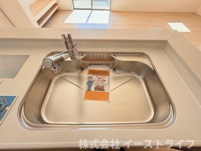 【新築戸建】　いわき市久之浜町第4　長期優良住宅のキッチン|同社施工写真　浄水器一体型水栓です。蛇口をひねればいつでもおいしい水が飲めるのが嬉しいです(^^)/水はねの音や食器が当たる音を大幅に軽減する静音仕様のジャンボシンクです。