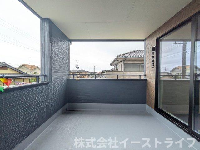【新築戸建】　いわき市久之浜町第4　長期優良住宅のバルコニー|2号棟写真　インナーバルコニーは広々としていてお洗濯が楽ちんです。また日当たりを好む植物を育てるにはぴったりの空間なので、ガーデニングの場としても楽しむことができます
