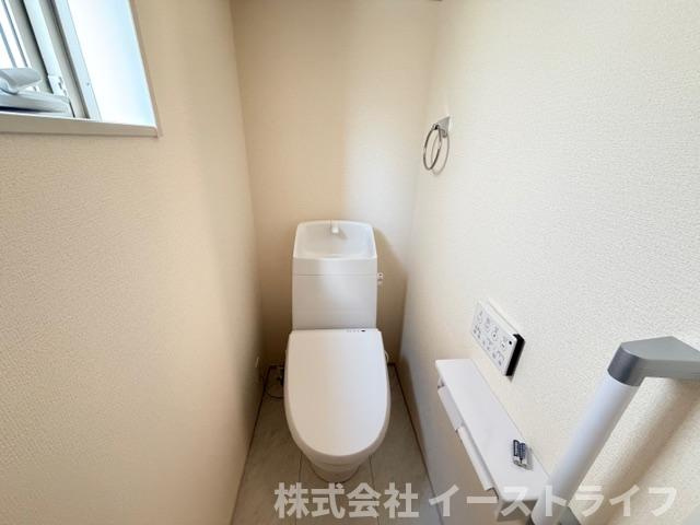 【新築戸建】　いわき市久之浜町第4　長期優良住宅のトイレ|同社施工写真　　白を基調とした、シンプルながらも落ち着くデザインです。洗浄機付き温水便座で機能性もばっちりです！1階と2階に完備されているので、朝の忙しい時間帯に困ることはありません。