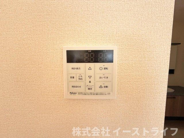 【新築戸建】　いわき市久之浜町第4　長期優良住宅の発電・温水設備|同社施工写真　リビング内給湯器リモコンです。