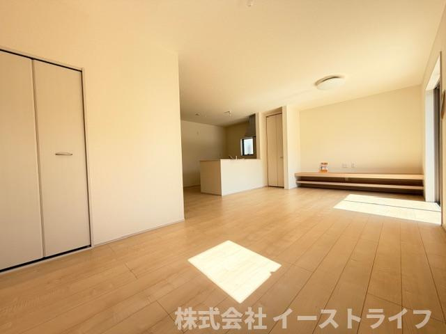 【新築戸建】　いわき市久之浜町第4　長期優良住宅の居間・リビング|同社施工写真　穏やかな空間であることが必然。爽やかな通風と採光を存分に感じる事が出来る空間です。