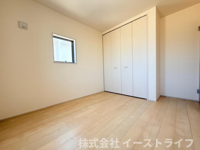 【新築戸建】　いわき市久之浜町第4　長期優良住宅の子供部屋|同社施工写真　フローリングのお部屋は耐久性があり傷がつきにくいので、一般的な使用ではメンテナンスはあまり必要ありません。また、汚れたらさっと拭き取るだけで、キレイな状態を保つことができます。