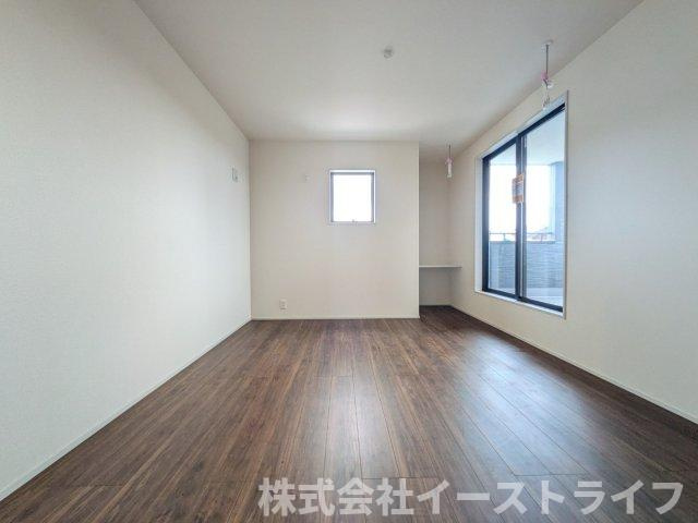 【新築戸建】　(予約あり)　　いわき市久之浜町第4　長期優良住宅の寝室|2号棟写真　窓から日が差し込む明るい洋室。シンプルな造りなので配置するインテリア次第でお好きなお部屋の雰囲気に変えられます。