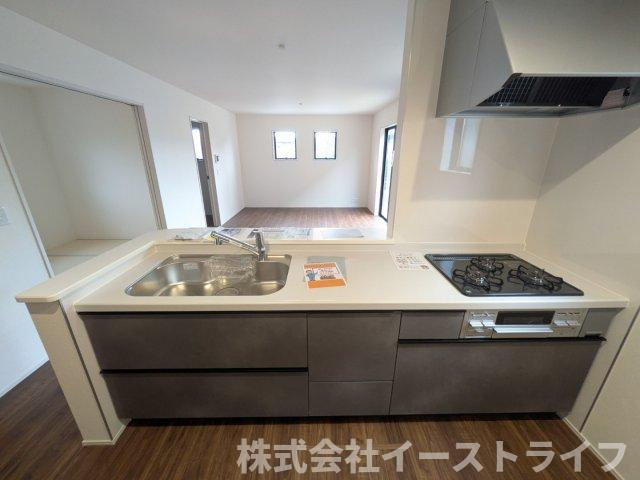 【新築戸建】　(予約あり)　　いわき市久之浜町第4　長期優良住宅のキッチン|2号棟写真　使い勝手の良いシステムキッチンで、対面式なのでご家族との団欒にもぴったりですね(^^)/また、収納力もあるのでスッキリが実現します◎