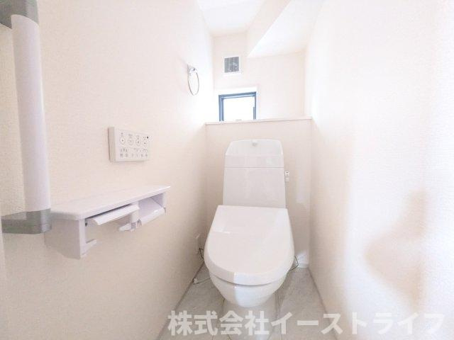 【新築戸建】　(予約あり)　　いわき市久之浜町第4　長期優良住宅のトイレ|2号棟写真　白を基調とした、シンプルながらも落ち着くデザインです。洗浄機付き温水便座で機能性もばっちりです！1階と2階に完備されているので、朝の忙しい時間帯に困ることはありません。
