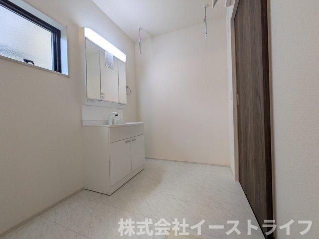 【新築戸建】　(予約あり)　　いわき市久之浜町第4　長期優良住宅の独立洗面台|2号棟写真　広い洗面室が魅力！洗濯機の他に乾燥機も置けるスペースがあります