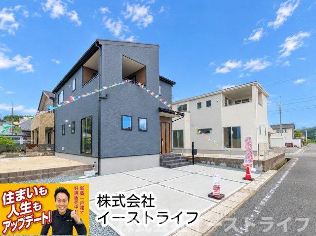 【新築戸建】　いわき市久之浜町第4　長期優良住宅の外観|1,2号棟外観写真　手前の黒い外壁が2号棟、奥の白い外壁が1号棟になります。