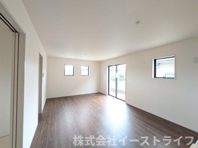 【新築戸建】　(予約あり)　　いわき市久之浜町第4　長期優良住宅の居間・リビング|2号棟写真　キッチンからリビングへの視線画像です。リビングを見渡せるので小さなおこだまやペットがいるご家庭に人気の間取りです。