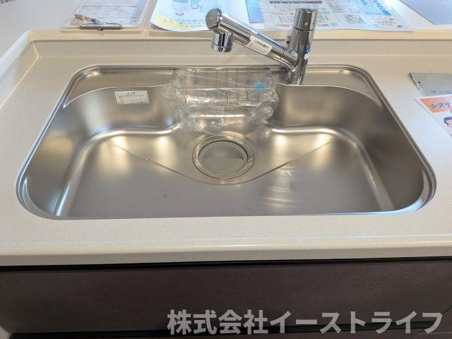 【新築戸建】　(予約あり)　　いわき市久之浜町第4　長期優良住宅のキッチン|2号棟写真　浄水器一体型水栓です。蛇口をひねればいつでもおいしい水が飲めるのが嬉しいです(^^)/水はねの音や食器が当たる音を大幅に軽減する静音仕様のジャンボシンクです。